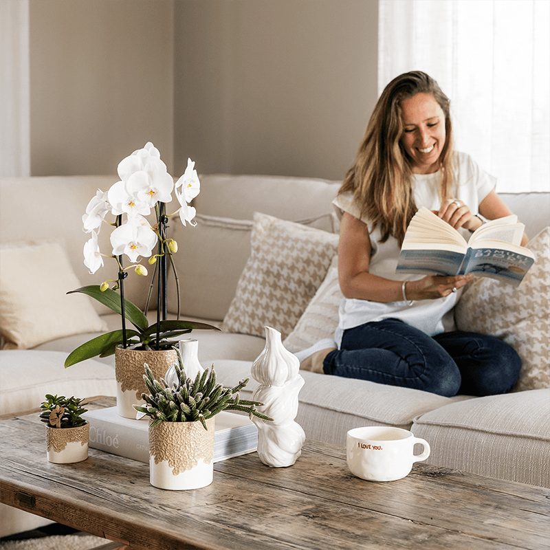 Ziertopf Bloom Sand Ø9cm – Dekotopf in Sandton mit Blütenrelief am Rand – kleiner Übertopf für Zimmerpflanzen, Ableger & Kräuter